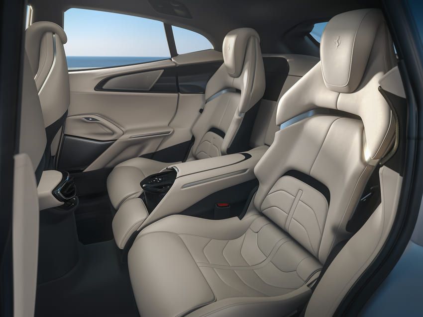 フェラーリ初の4ドア4シーター「PUROSANGUE」デビュー。値段やエンジンなどスペックを簡単解説 - 10枚目の画像