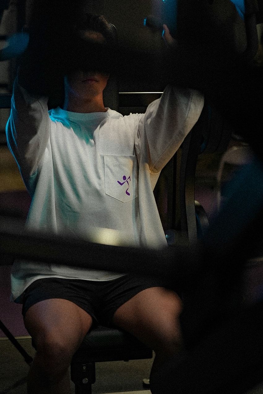 「今、米抜いてる」加賀美 健×チャリアンドコー×エニタイムフィットネスのTシャツ。前面は驚異のシックスパック！ - 10枚目の画像