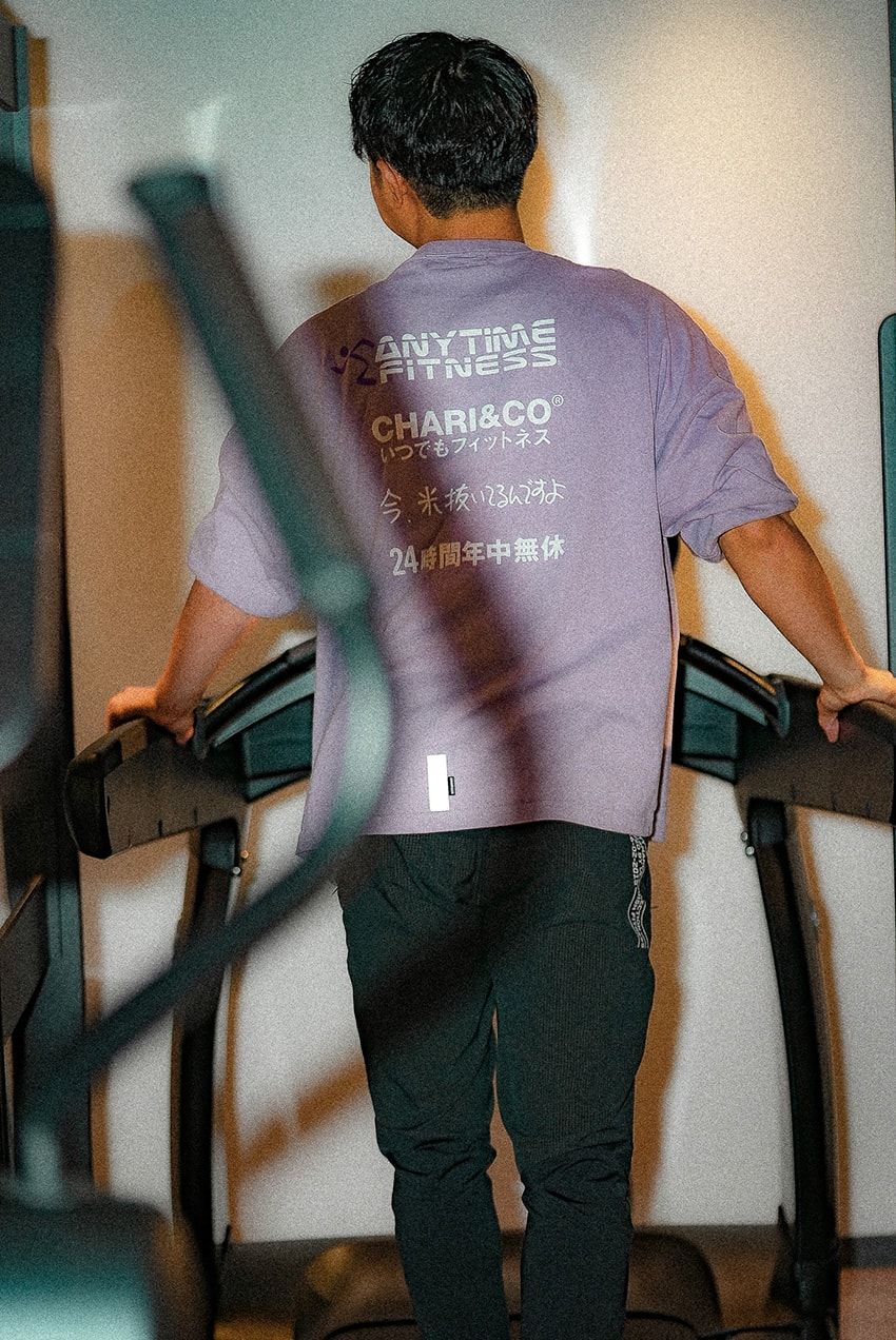 「今、米抜いてる」加賀美 健×チャリアンドコー×エニタイムフィットネスのTシャツ。前面は驚異のシックスパック！ - 22枚目の画像