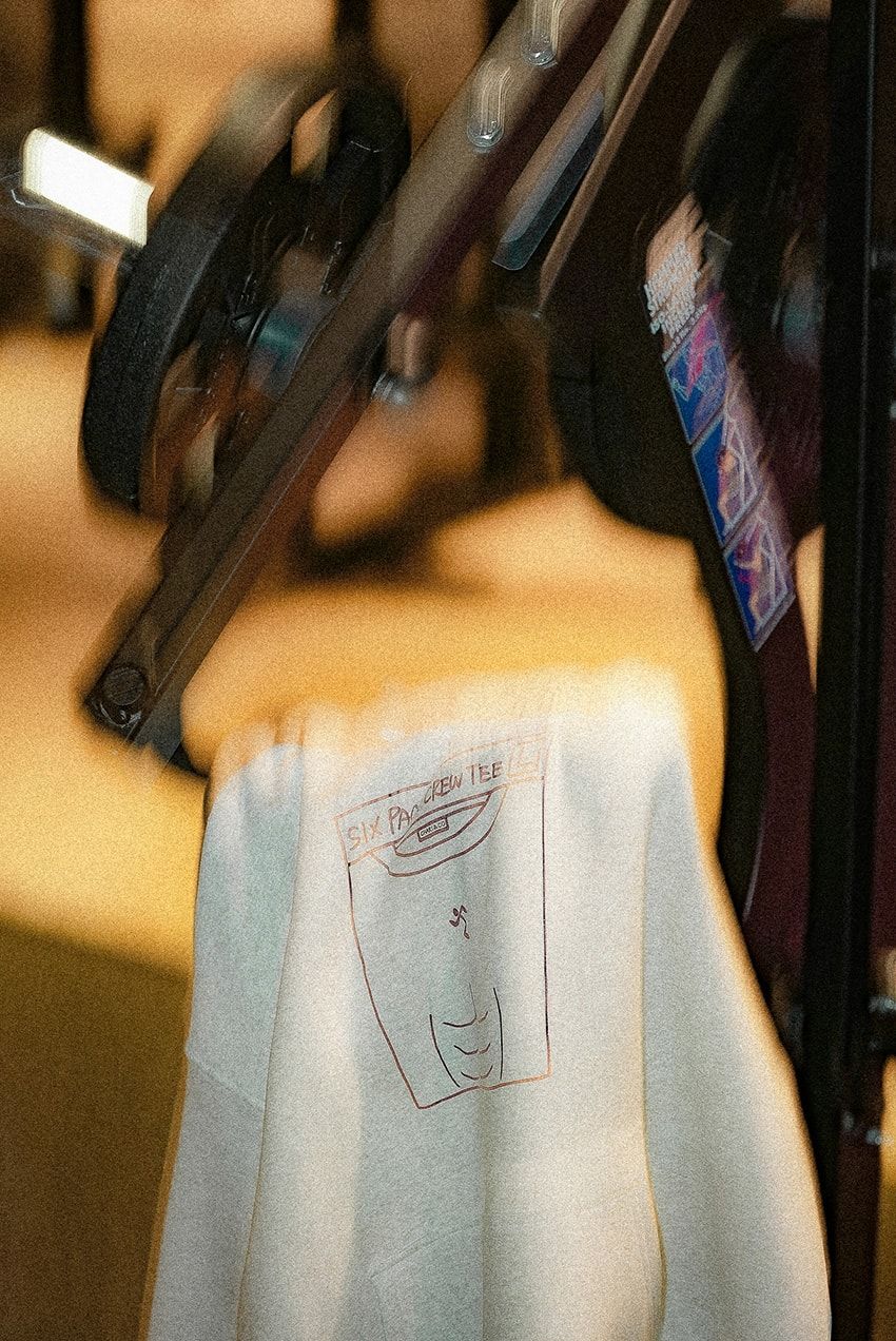 「今、米抜いてる」加賀美 健×チャリアンドコー×エニタイムフィットネスのTシャツ。前面は驚異のシックスパック！ - 26枚目の画像