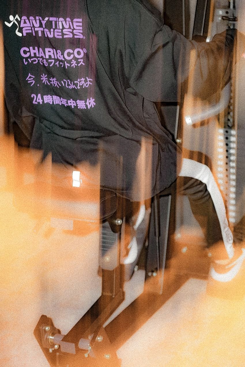 「今、米抜いてる」加賀美 健×チャリアンドコー×エニタイムフィットネスのTシャツ。前面は驚異のシックスパック！ - 27枚目の画像