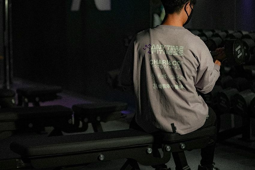 「今、米抜いてる」加賀美 健×チャリアンドコー×エニタイムフィットネスのTシャツ。前面は驚異のシックスパック！ - 8枚目の画像