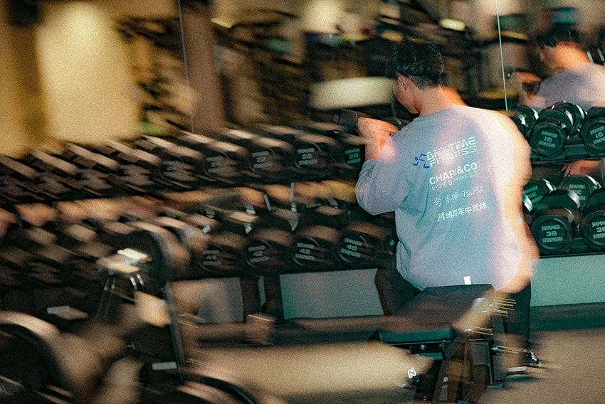 「今、米抜いてる」加賀美 健×チャリアンドコー×エニタイムフィットネスのTシャツ。前面は驚異のシックスパック！ - 17枚目の画像