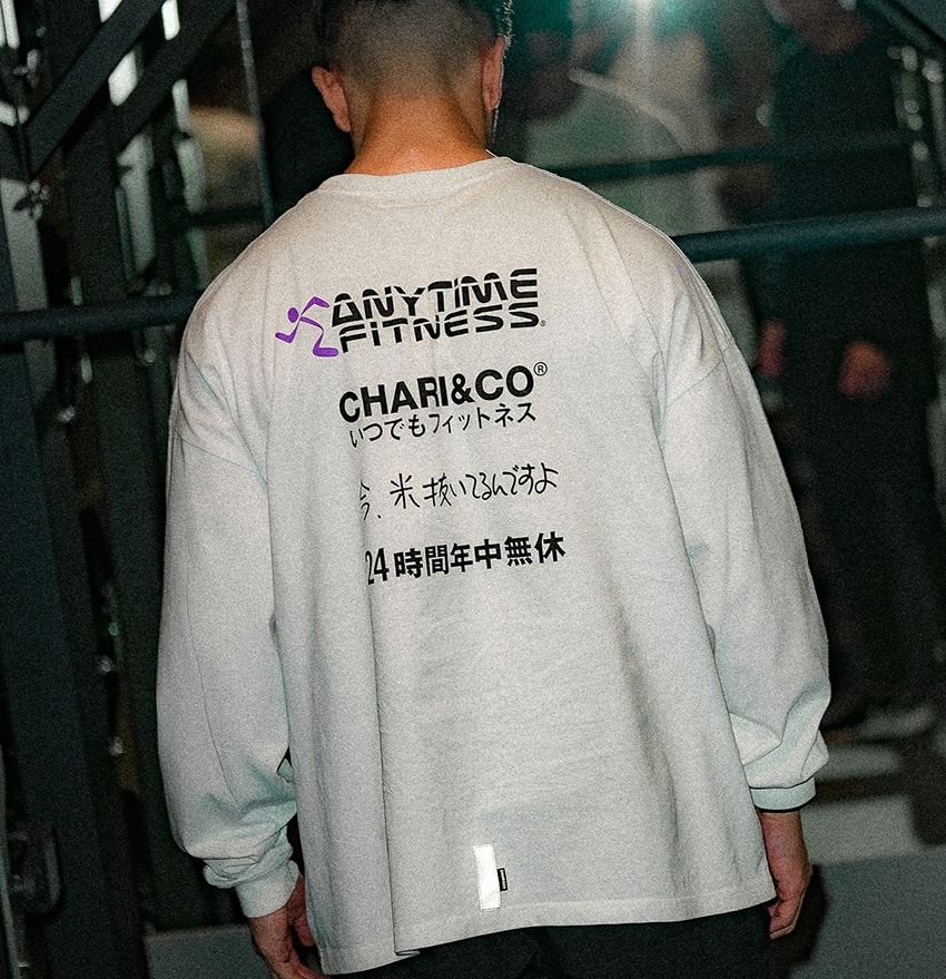 「今、米抜いてる」加賀美 健×チャリアンドコー×エニタイムフィットネスのTシャツ。前面は驚異のシックスパック！ - 7枚目の画像