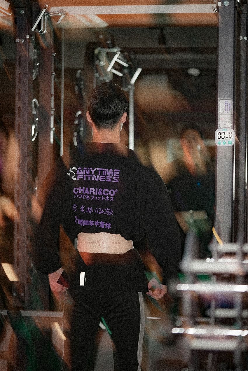 「今、米抜いてる」加賀美 健×チャリアンドコー×エニタイムフィットネスのTシャツ。前面は驚異のシックスパック！ - 18枚目の画像