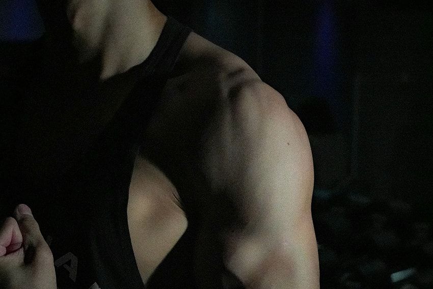 「今、米抜いてる」加賀美 健×チャリアンドコー×エニタイムフィットネスのTシャツ。前面は驚異のシックスパック！ - 14枚目の画像