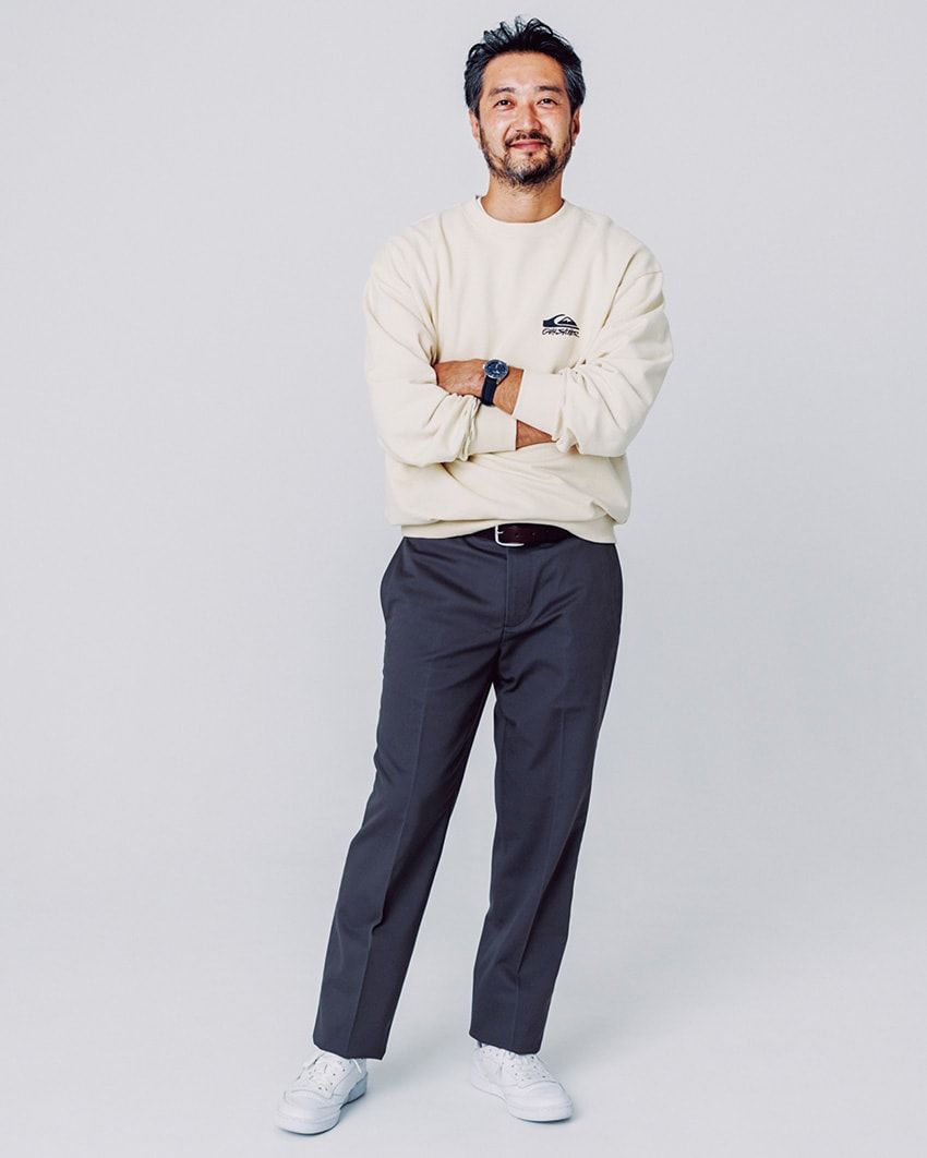 スウェットを大人っぽくコーデするには「ブルックス ブラザーズ」のスラックスが欠かせない - 1枚目の画像