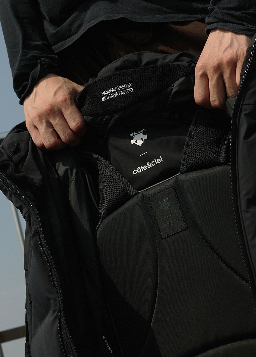 ダウン着用時のリュック問題を解決する「デサント オルテライン×コートエシエル」の水沢ダウン - 1枚目の画像