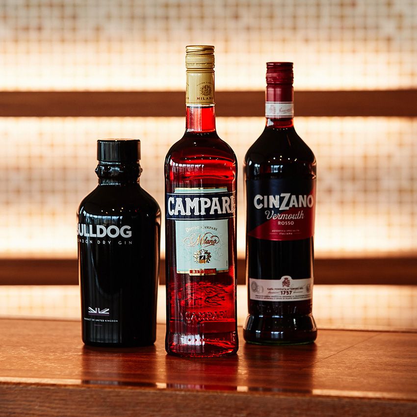 右から●チンザノ ベルモットロッソ 750ml 1573円、カンパリ 750ml 2112円、ブルドッグ ロンドンライ-ジン 700ml 4290円［すべて参考小売価格］／CT Spirits Japan カスタマーサービス　03-6455-5810