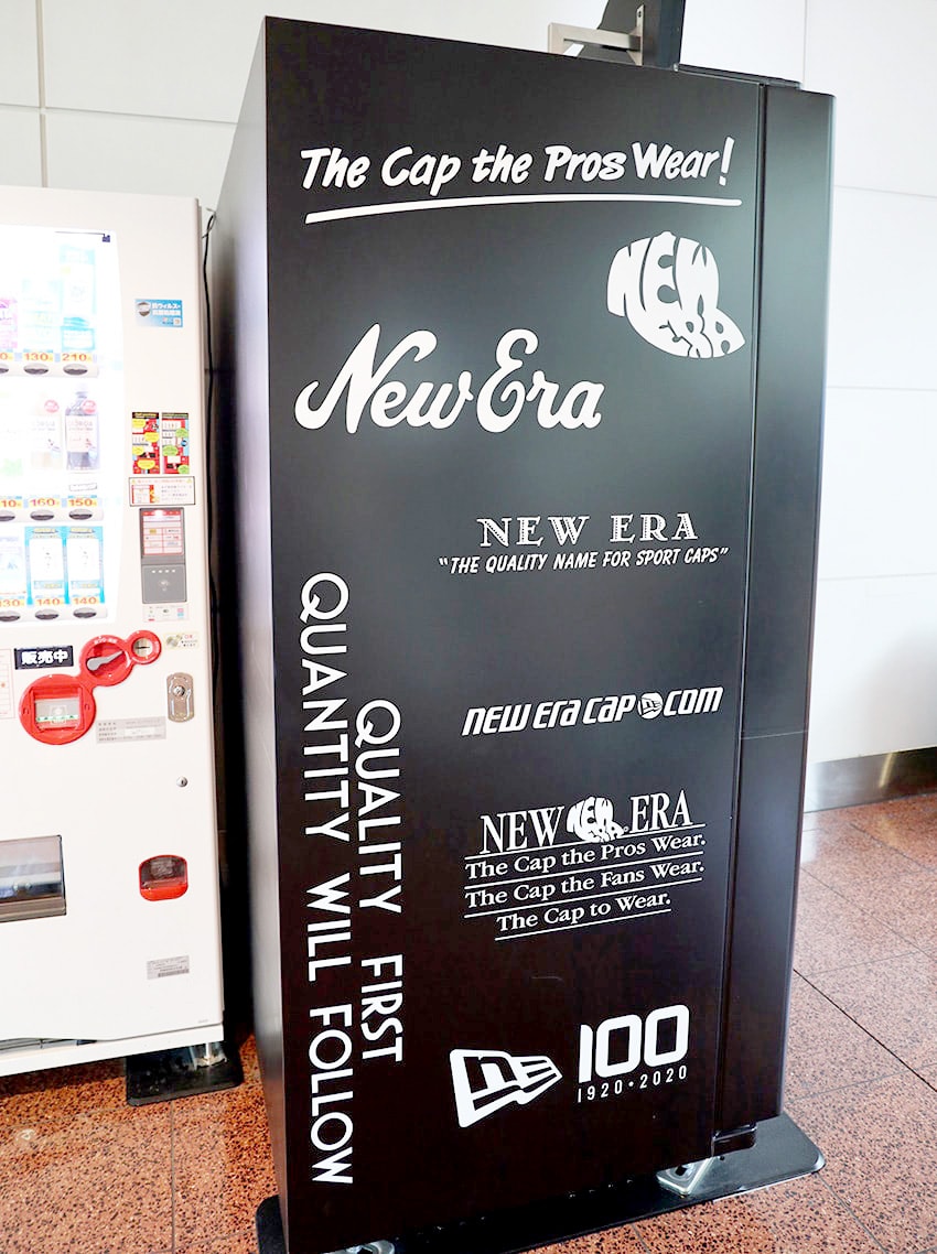 羽田空港に「ニューエラの自動販売機」出現。実際に限定キャップを買い