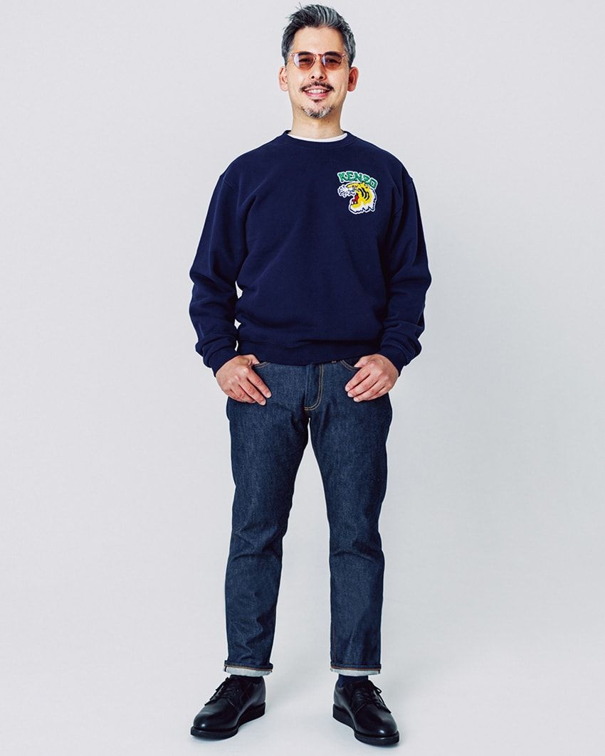 スウェット×デニムは「青」で統一すべし。大人はあえてのジャストサイズが正解だ - 1枚目の画像