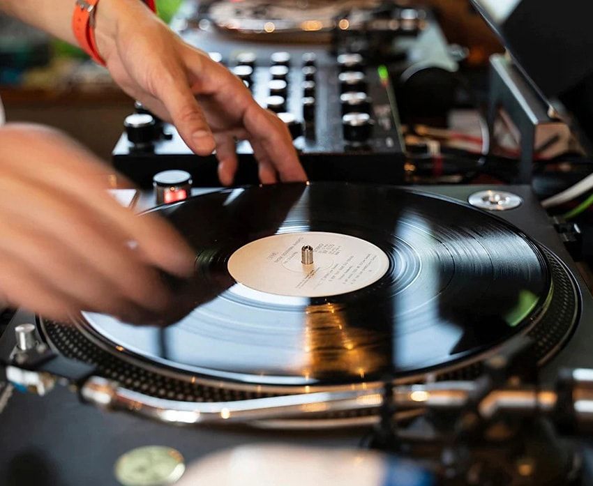 レコードをハントするための「デウス」のジャケットが、遊びの全フィールドで活躍する予感 - 8枚目の画像