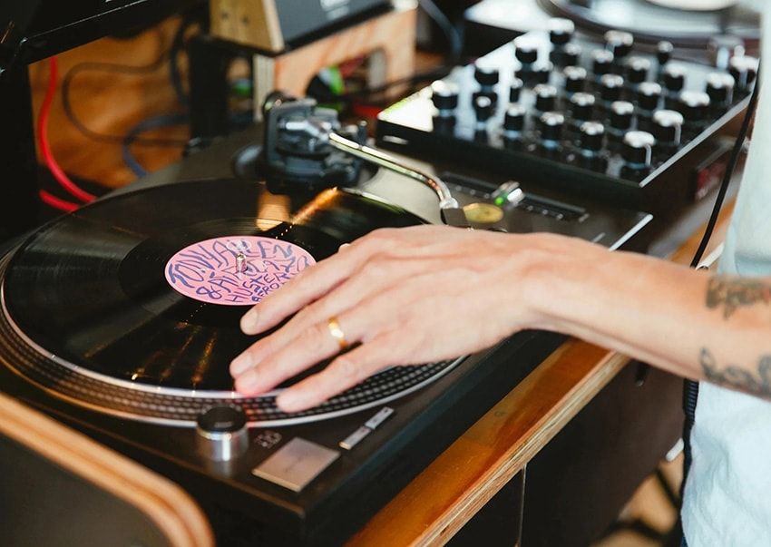 レコードをハントするための「デウス」のジャケットが、遊びの全フィールドで活躍する予感 - 10枚目の画像