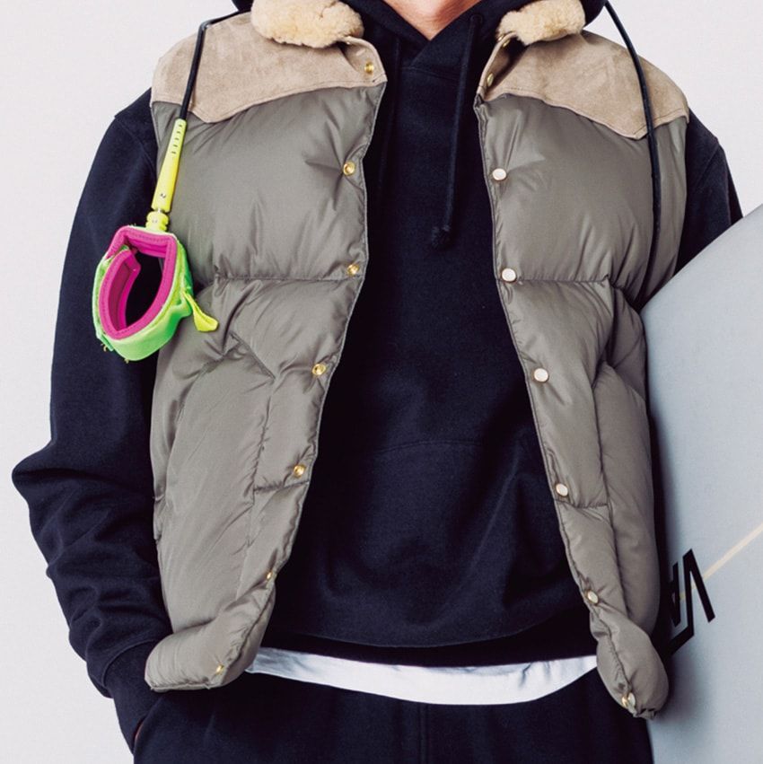 ダウンベストを着こなすポイント「シンプルかつ自分らしく」。サーフな装いの場合 - 3枚目の画像