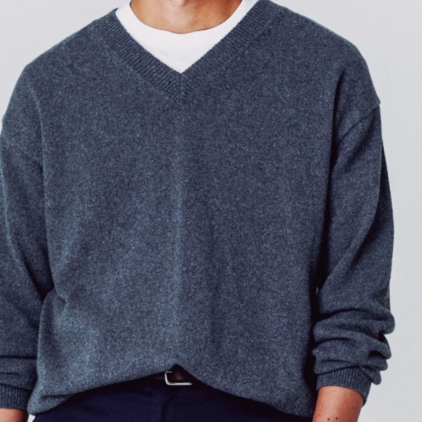 ニット一枚のコーディネイトを格好良くするポイント。Vネックを選んでジャストサイズで！ - 2枚目の画像