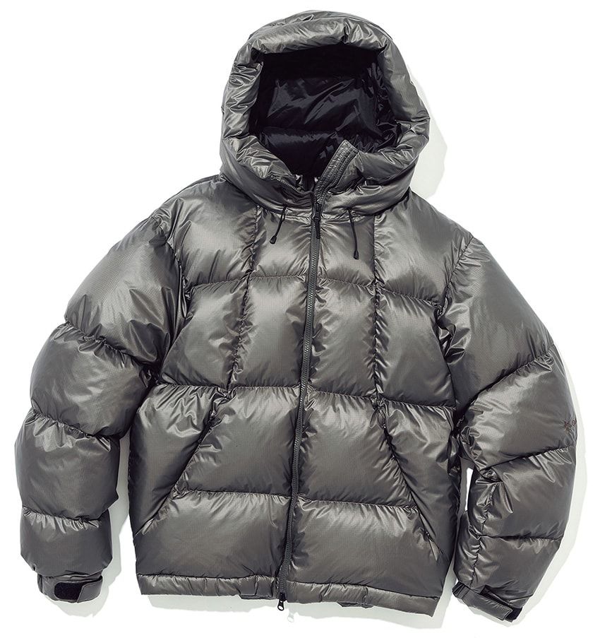 ダウンは人気ブランドの無地を選ぶ。汎用性抜群な“Tシャツ×デニム”に合う8選 - 9枚目の画像