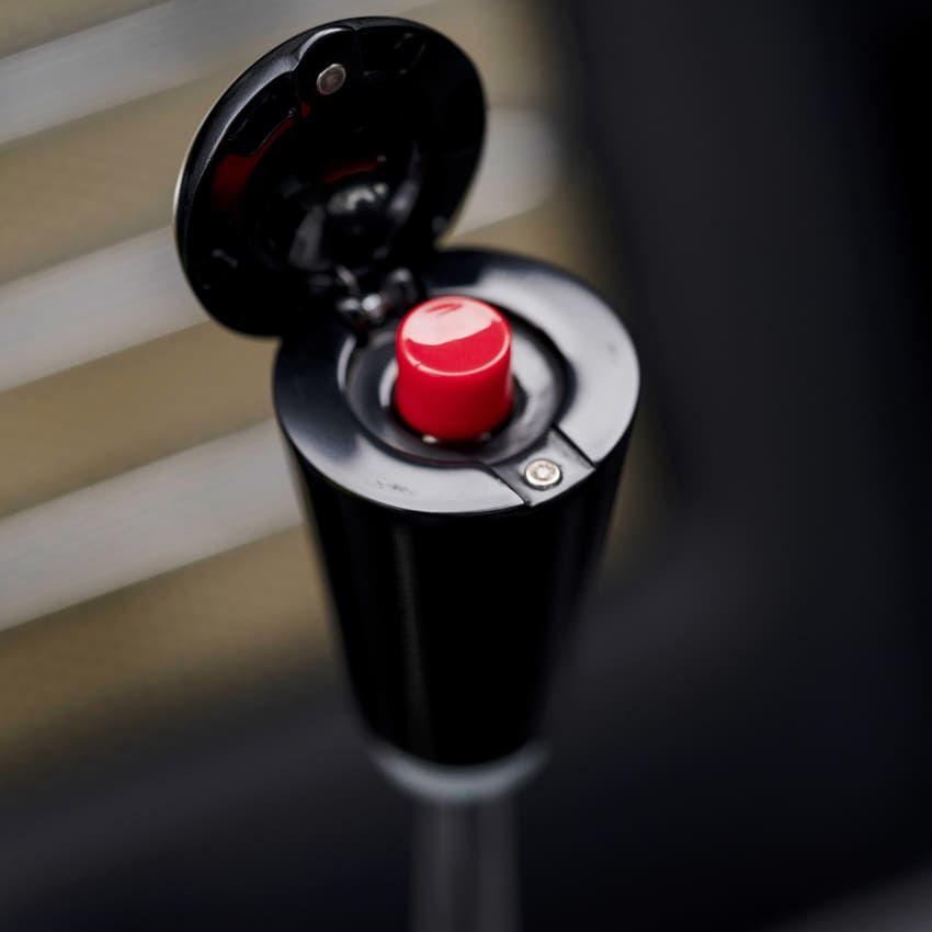 「007」ボンドカー、最後の一台が日本へ。アストンマーティンが完全再現したDB5の全写真 - 13枚目の画像