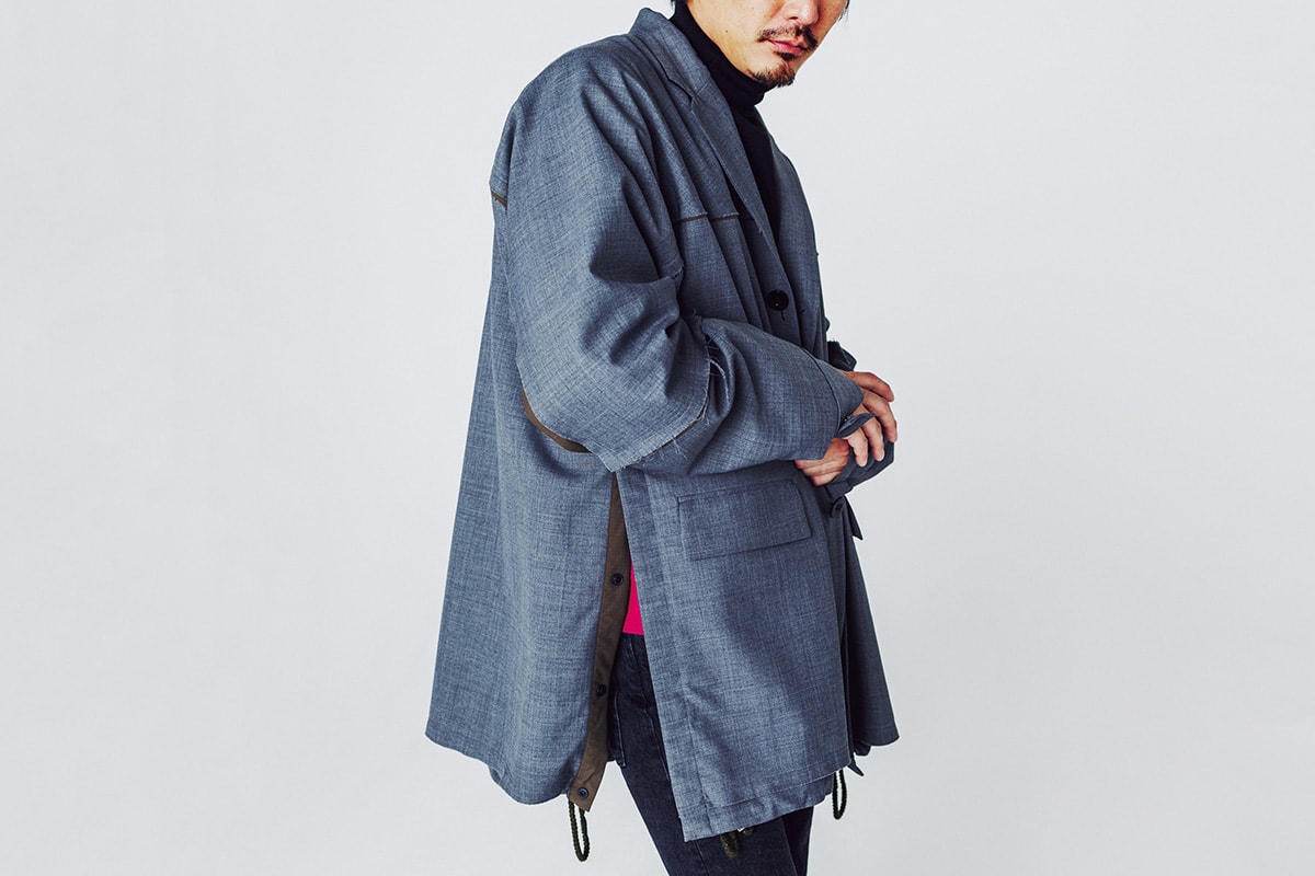 サカイ」の“変形ジャケット”が使い勝手バツグン！ シンプルコーデに