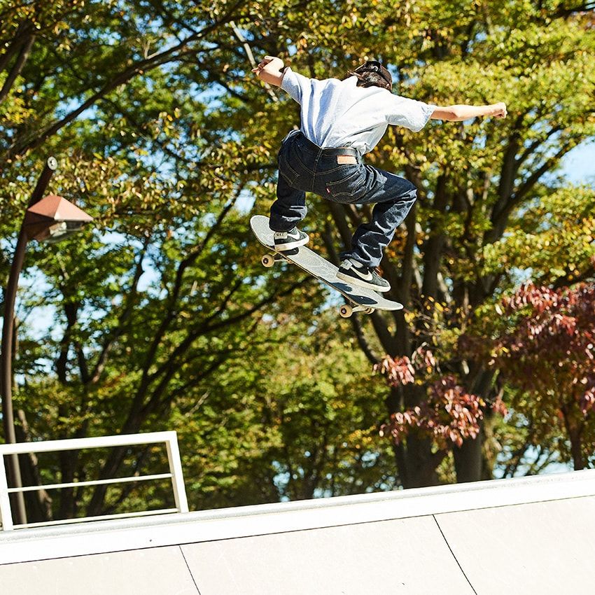 ノンストレッチの501®︎ XXでも、高さのあるオーリーをきれいに決める之雲さん。