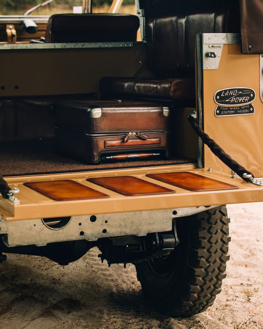 1963年製「ランドローバー」を「ベルルッティ」がカスタム。渋すぎるヴィンテージ車を受注生産で販売！ - 5枚目の画像