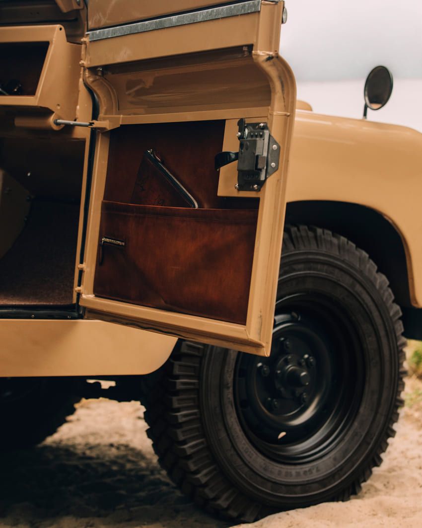 1963年製「ランドローバー」を「ベルルッティ」がカスタム。渋すぎるヴィンテージ車を受注生産で販売！ - 6枚目の画像