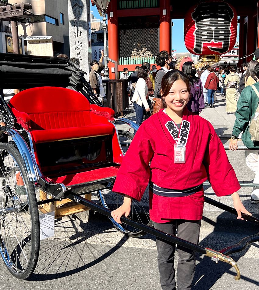 浅草で人力車を引く看板娘は、女性俥夫の増加に大きく貢献していた - 2枚目の画像