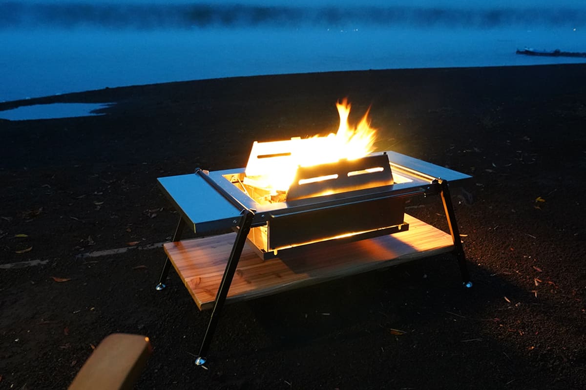 鎌倉天幕」のトランスフォームする薪ストーブと焚火台テーブルで、冬