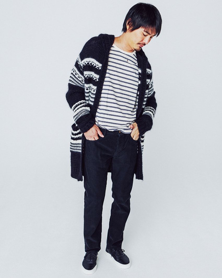 全体をモノトーンでまとめたシックな“街用”海カジコーデ。小物使いもポイントです - 2枚目の画像