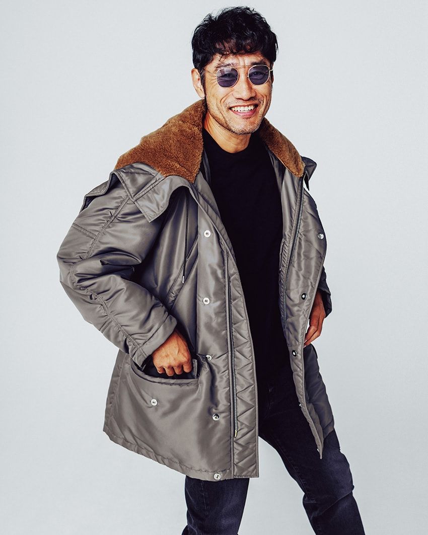 主役は“スチールグレー”のコート。タフで武骨な“男クサイル”をもう一度 - 1枚目の画像