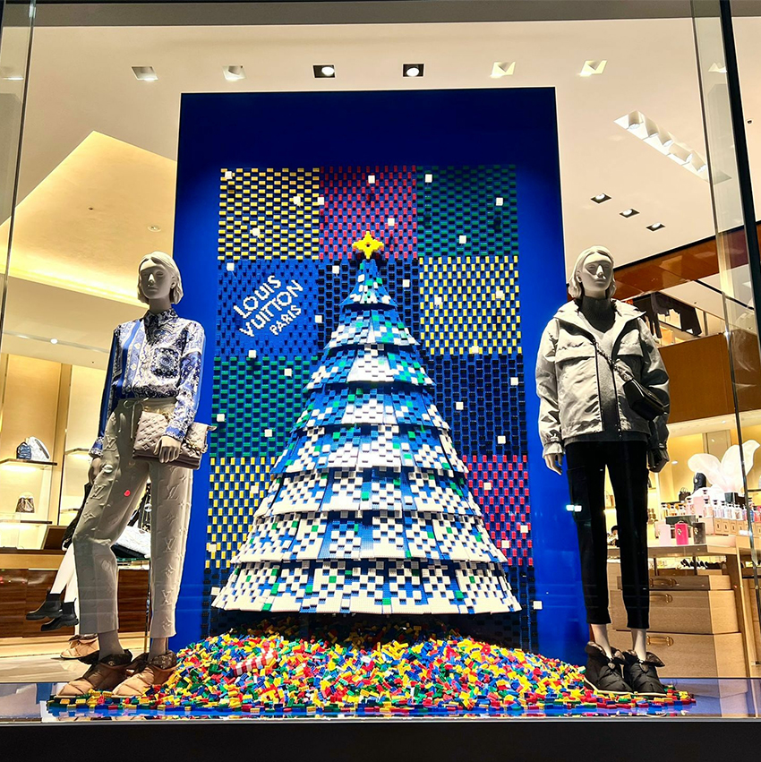 限定大幅値下げ！　LOUIS VUITTON/箱付き クリスマス オーナメント 言うなれば“レゴ・ヴィトン”。12月のルイ・ヴィトンのウィンドウを飾る