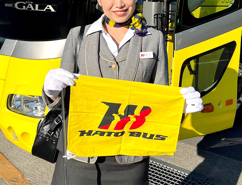 専用ページ　バスガイド　資料 はとバス」バスガイドの看板娘が、豊富な知識で車窓の風景を引き立てていた