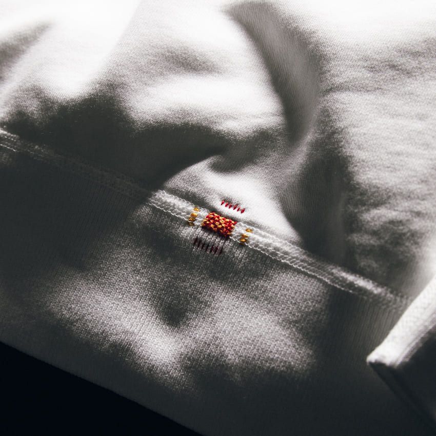 「WHR×レイニングチャンプ」のアップサイクルなスウェット。限定品の証は随所のステッチワーク - 7枚目の画像