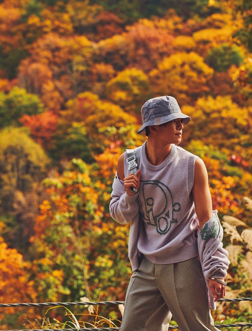 気鋭のサーファー・小濃来波が着こなす、紅葉に映える「ディオール グレー」 - 1枚目の画像