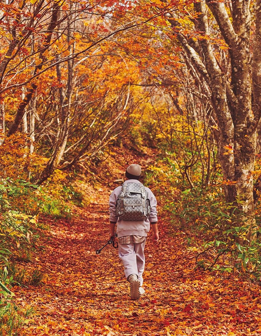 気鋭のサーファー・小濃来波が着こなす、紅葉に映える「ディオール グレー」 - 2枚目の画像