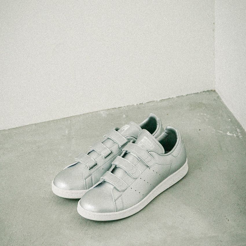 シルバーの「スタンスミス」がアーバンリサーチ25周年限定で発売。サイドの“文字”は今回も…… - 5枚目の画像