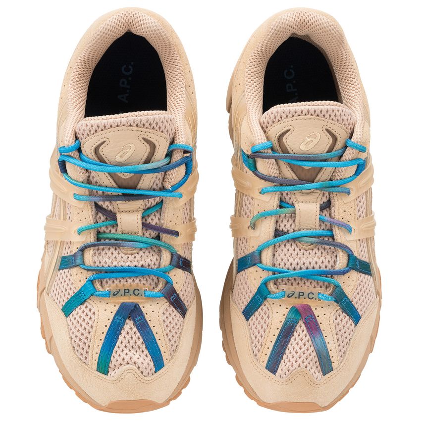 「A.P.C. / ASICS」初コラボ。スパイラルマークになった“A”がアイコンで3色展開、靴紐はタイダイ！ - 10枚目の画像