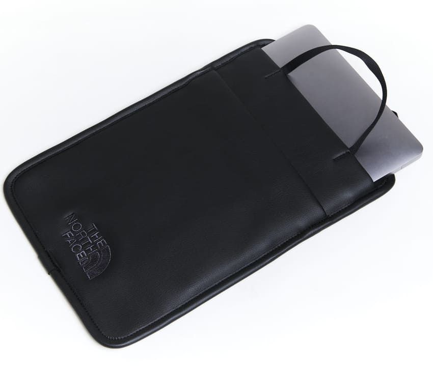 街角人気ナンバーワン。ザ・ノース・フェイスの「黒リュック」最新作4選 - 6枚目の画像