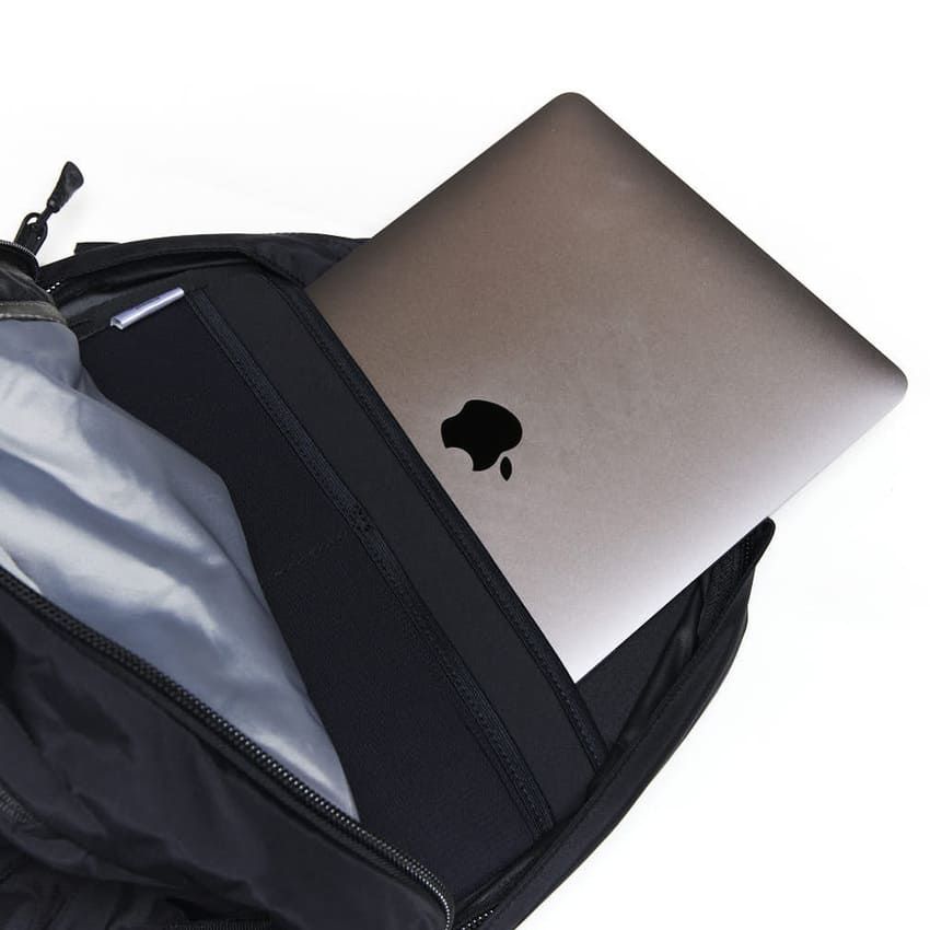 街角人気ナンバーワン。ザ・ノース・フェイスの「黒リュック」最新作4選 - 2枚目の画像