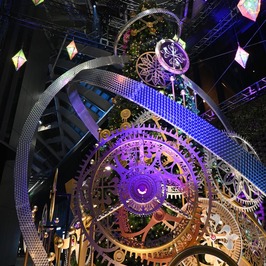 日本初「パテック フィリップ」のクリスマスツリー点灯中。頂上にはカラトラバが！ - 6枚目の画像