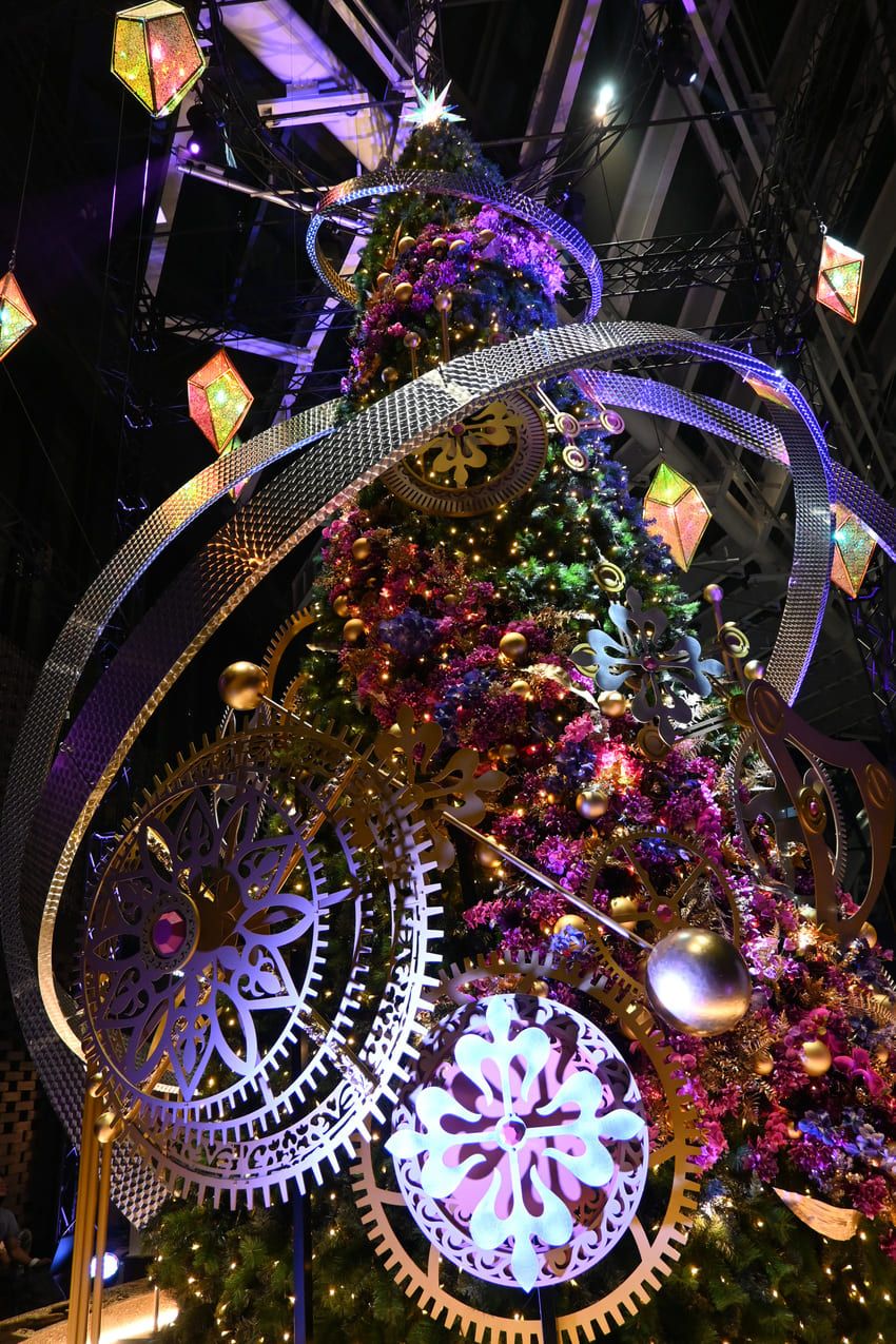 日本初「パテック フィリップ」のクリスマスツリー点灯中。頂上にはカラトラバが！ - 9枚目の画像
