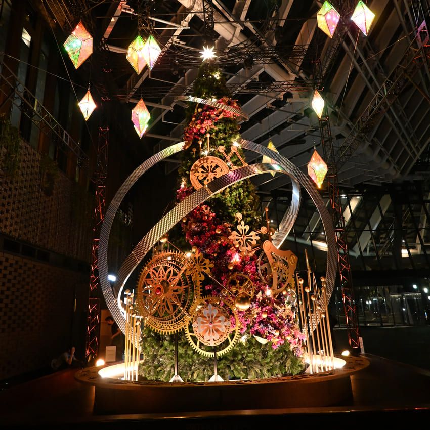 日本初「パテック フィリップ」のクリスマスツリー点灯中。頂上にはカラトラバが！ - 18枚目の画像