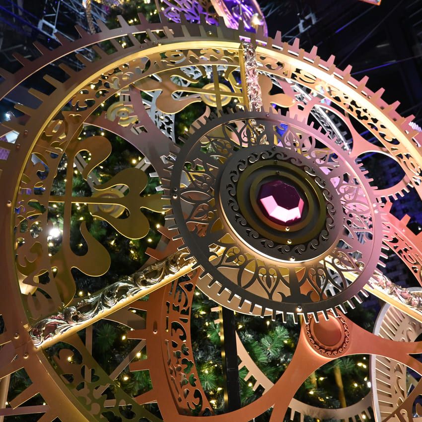 日本初「パテック フィリップ」のクリスマスツリー点灯中。頂上にはカラトラバが！ - 8枚目の画像