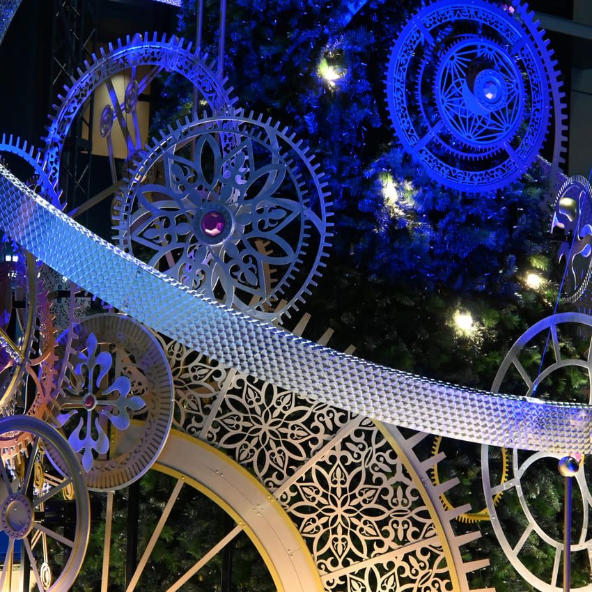 日本初「パテック フィリップ」のクリスマスツリー点灯中。頂上にはカラトラバが！ - 3枚目の画像