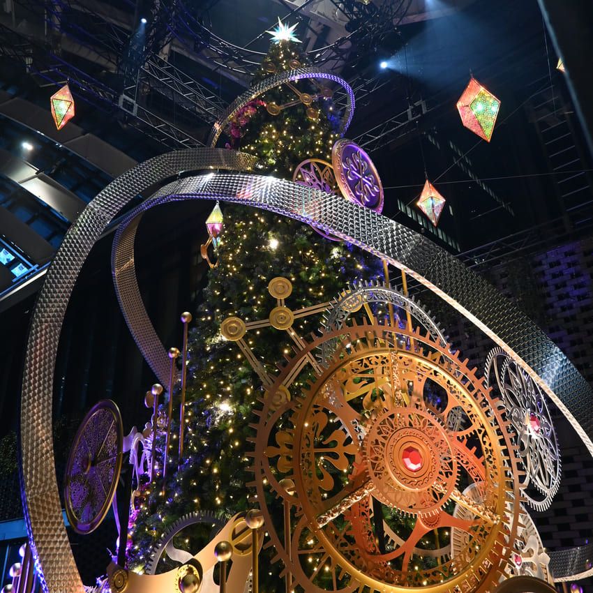 日本初「パテック フィリップ」のクリスマスツリー点灯中。頂上にはカラトラバが！ - 11枚目の画像