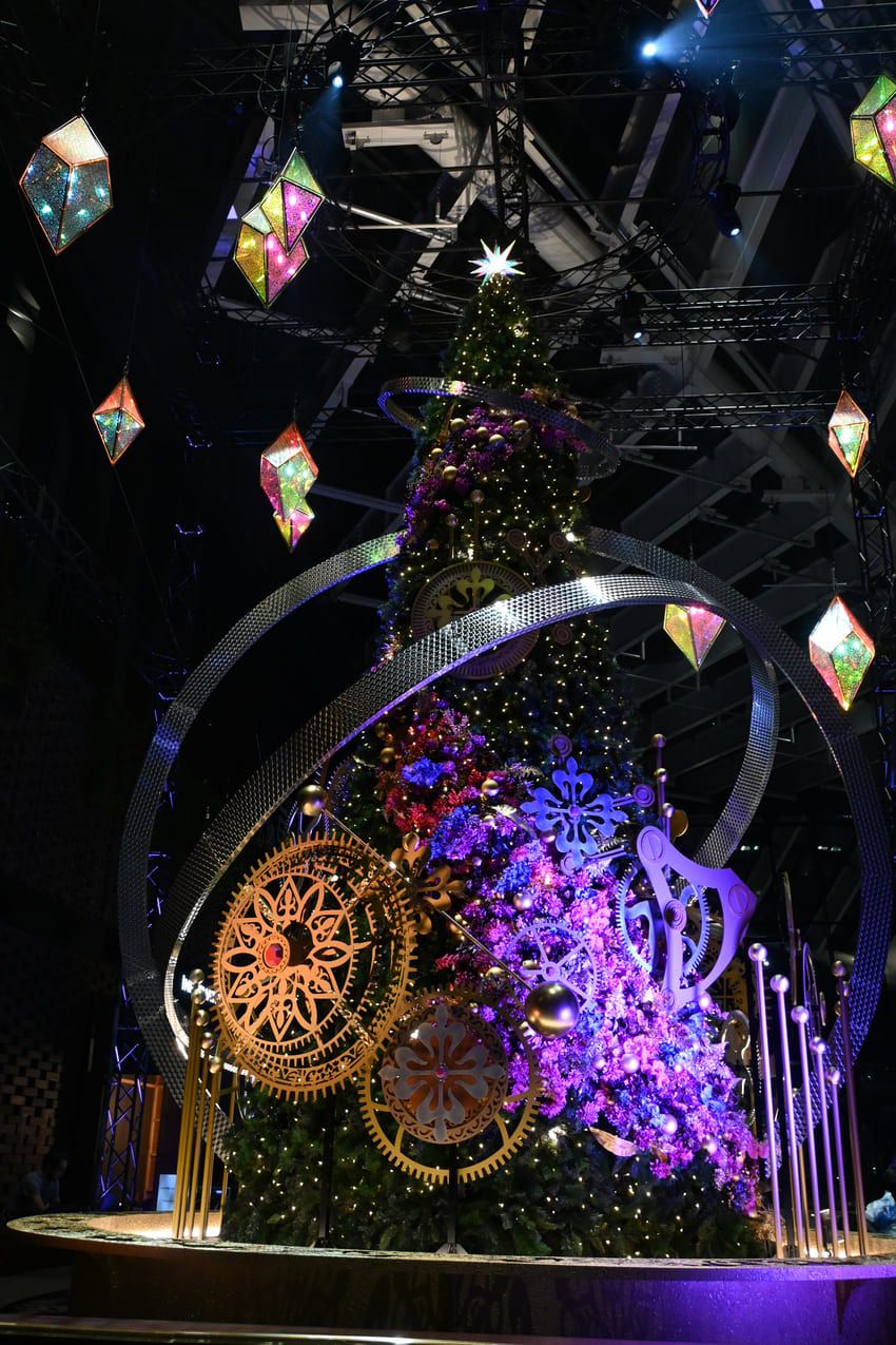 日本初「パテック フィリップ」のクリスマスツリー点灯中。頂上にはカラトラバが！ - 12枚目の画像