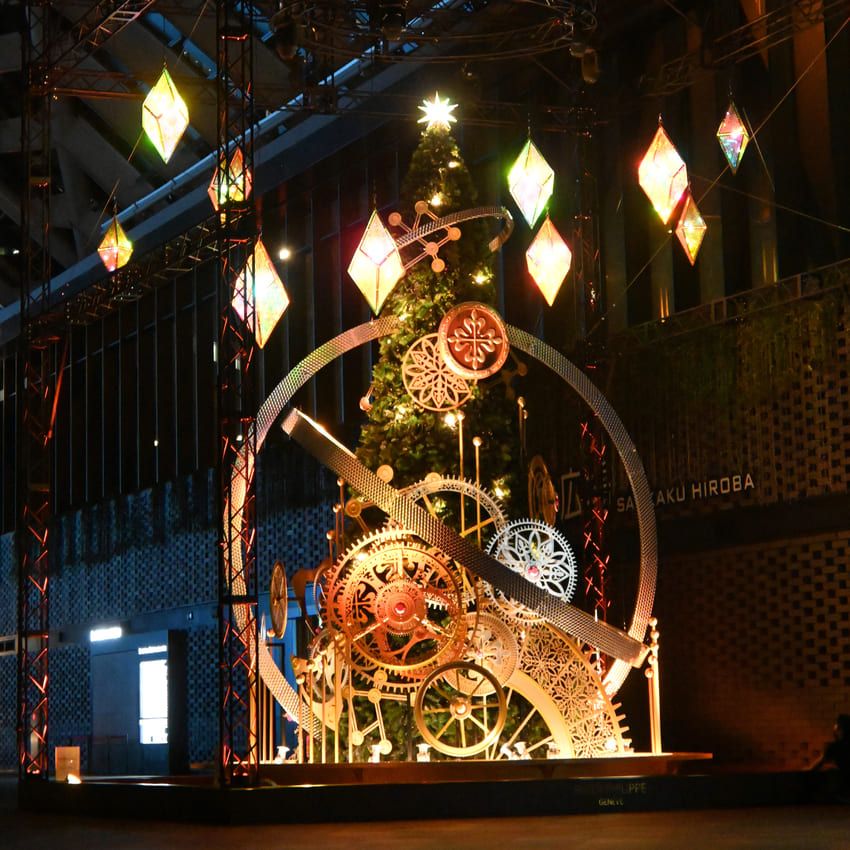 日本初「パテック フィリップ」のクリスマスツリー点灯中。頂上にはカラトラバが！ - 21枚目の画像