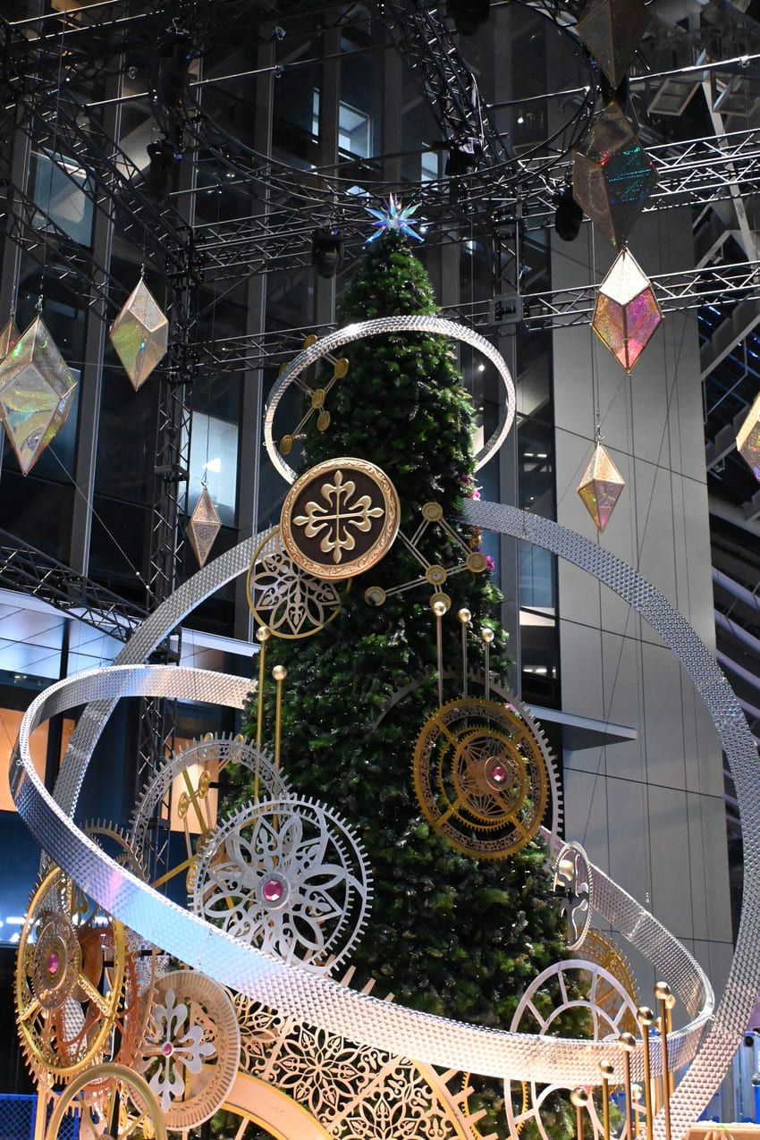 日本初「パテック フィリップ」のクリスマスツリー点灯中。頂上にはカラトラバが！ - 2枚目の画像
