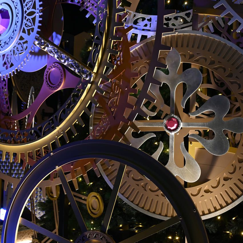 日本初「パテック フィリップ」のクリスマスツリー点灯中。頂上にはカラトラバが！ - 7枚目の画像