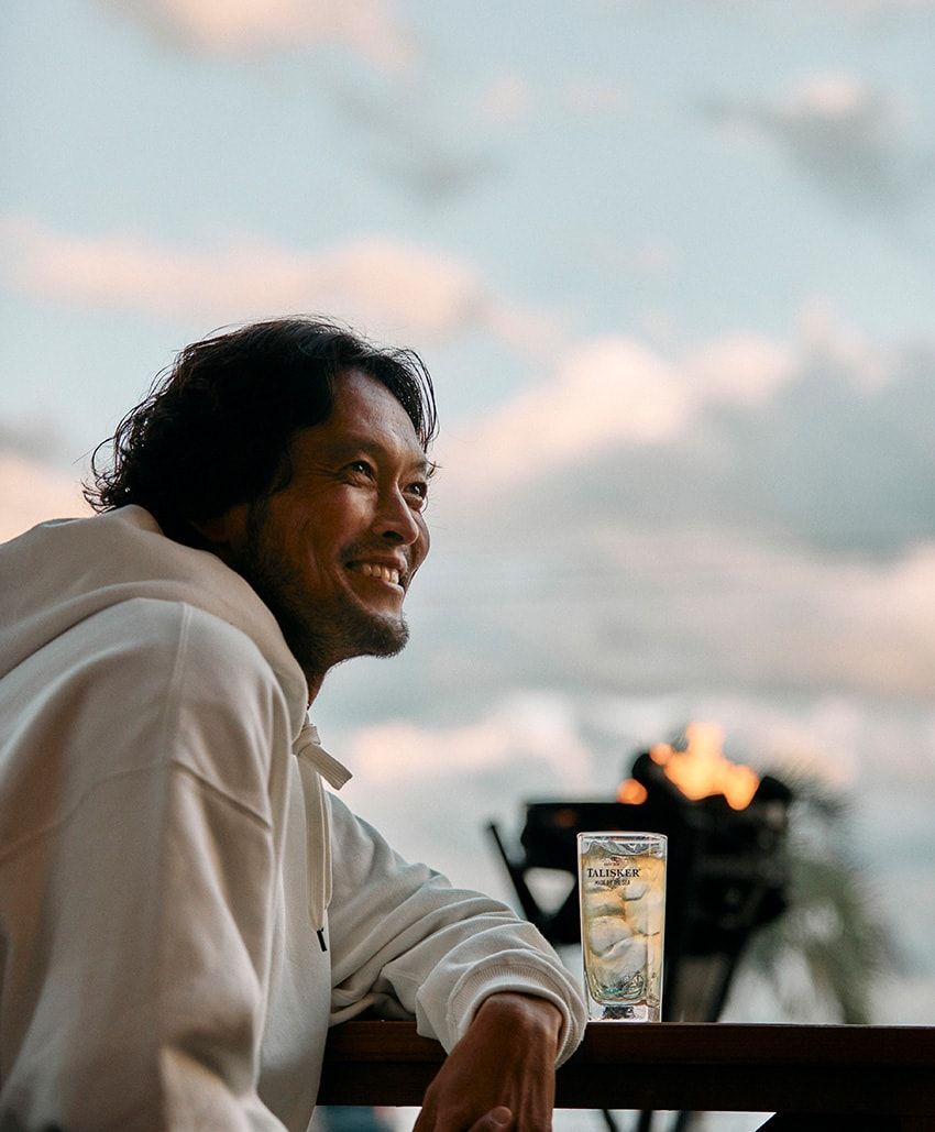 海のウイスキー「タリスカー10年」はアウトドアで飲むと格別。肉との相性も抜群だ - 2枚目の画像