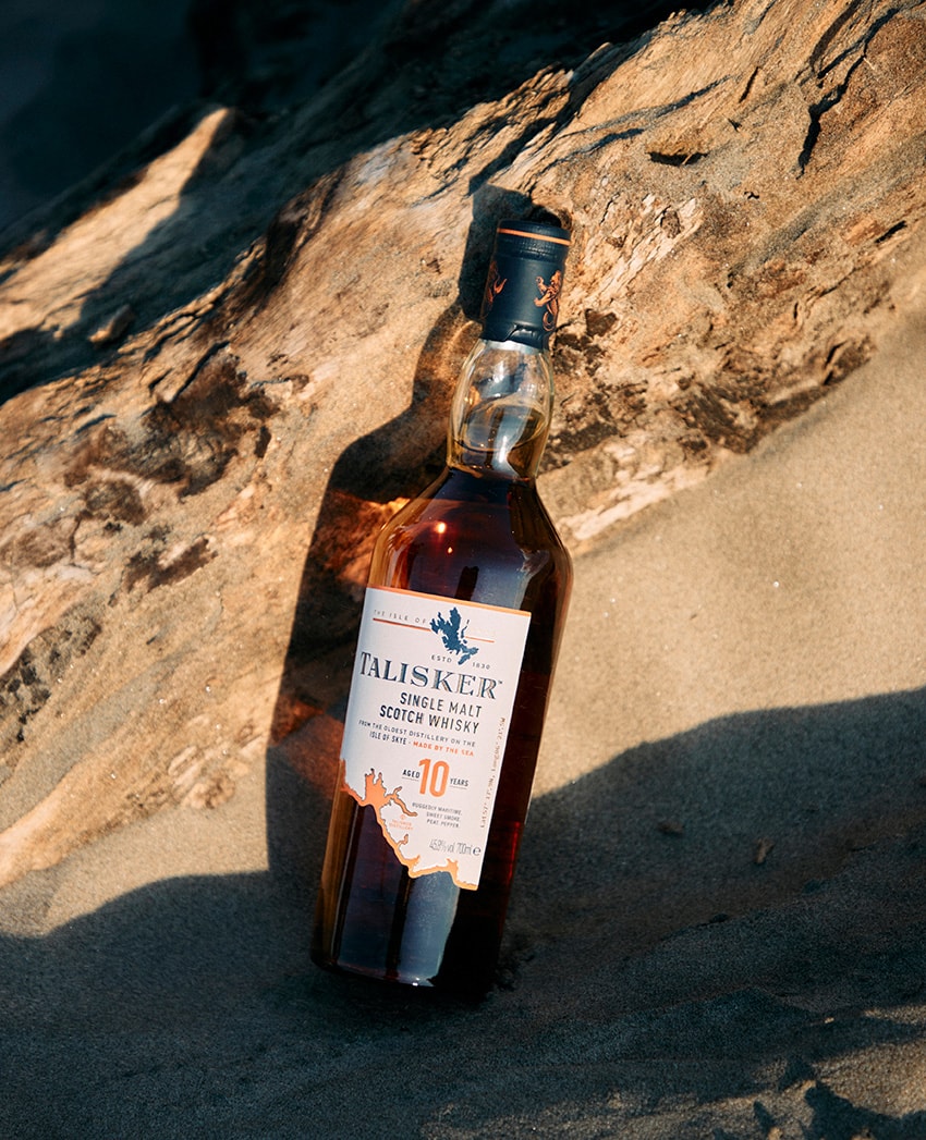 海のウイスキー「タリスカー10年」はアウトドアで飲むと格別。肉